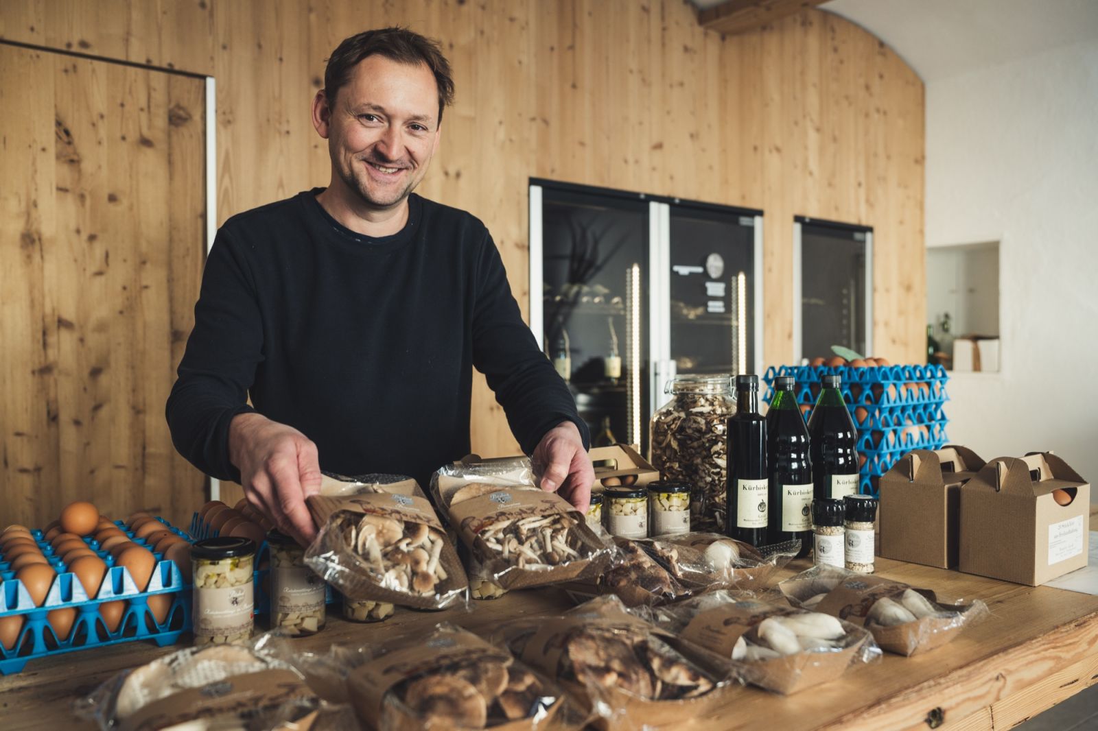 Ab-Hof-Verkauf mit verpackten Pilzen und hausgemachten Produkten